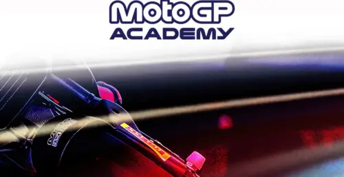 Giovani piloti in pista durante un corso di formazione, con logo MotoGP Academy