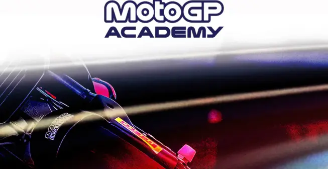 Giovani piloti in pista durante un corso di formazione, con logo MotoGP Academy