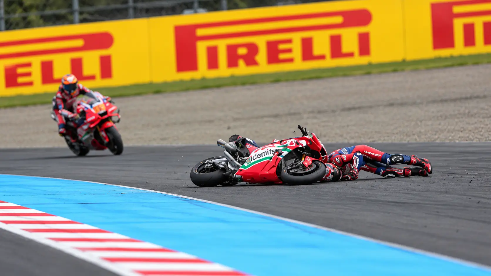 Takaaki Nakagami a terra dopo la caduta a Motegi che gli ha causato la frattura della clavicola sinistra