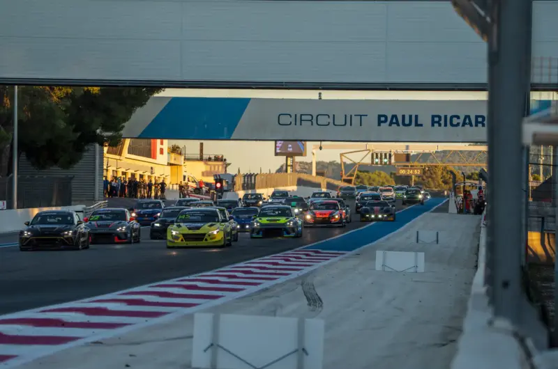 Gruppo di vetture touring in rettilineo sul Circuit Paul Ricard durante il finale del Championnat de France FFSA Tourisme