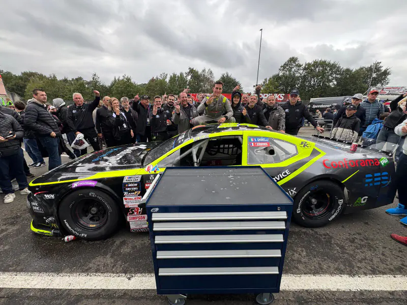 La squadra PK Carsport celebra il titolo Endurance Teams 2026 a Zolder con il #24 in primo piano - foto 2