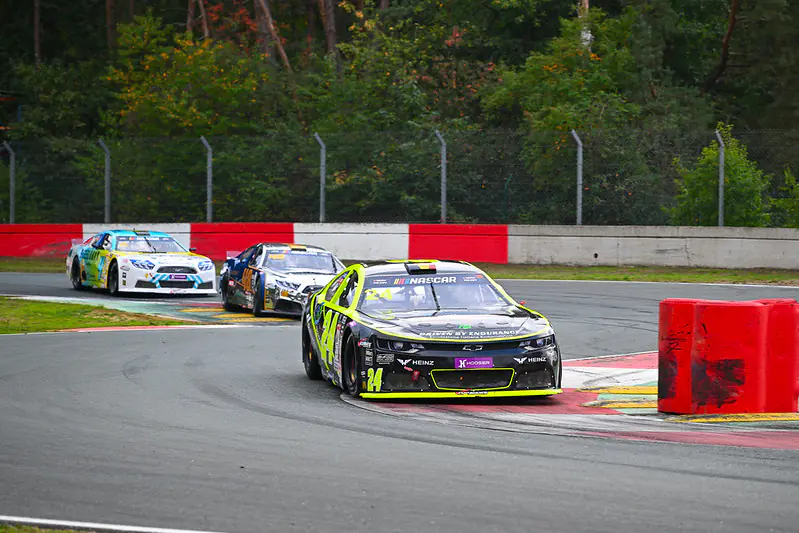 La squadra PK Carsport celebra il titolo Endurance Teams 2026 a Zolder con il #24 in primo piano - foto 3