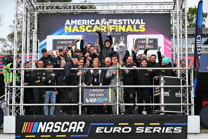La squadra PK Carsport celebra il titolo Endurance Teams 2026 a Zolder con il #24 in primo piano