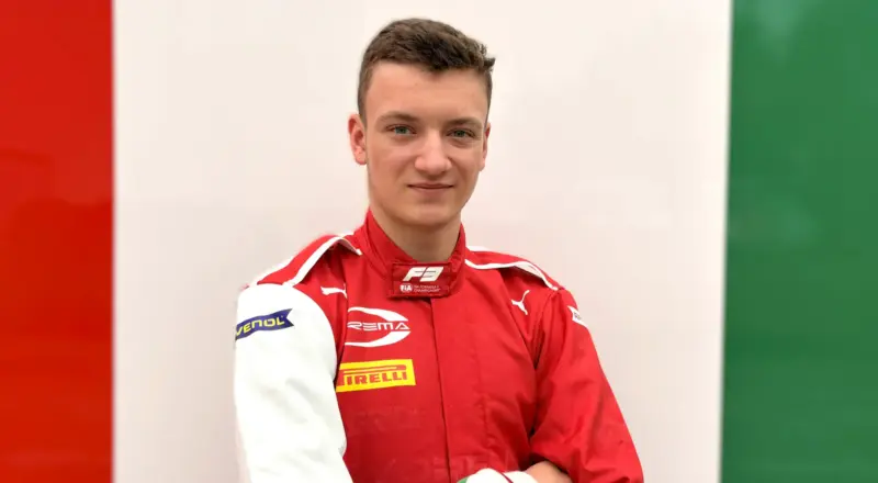 I tre piloti PREMA per i test F3 davanti a una monoposto del team sul circuito - foto 5