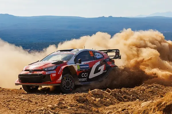 Toyota GR Yaris Rally1 e altre vetture in polvere sulle strade sterrate del Rally Italia Sardegna