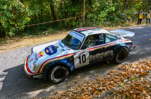 Auto da rally storiche in azione sulle strade di Sanremo con spettatori lungo il tracciato