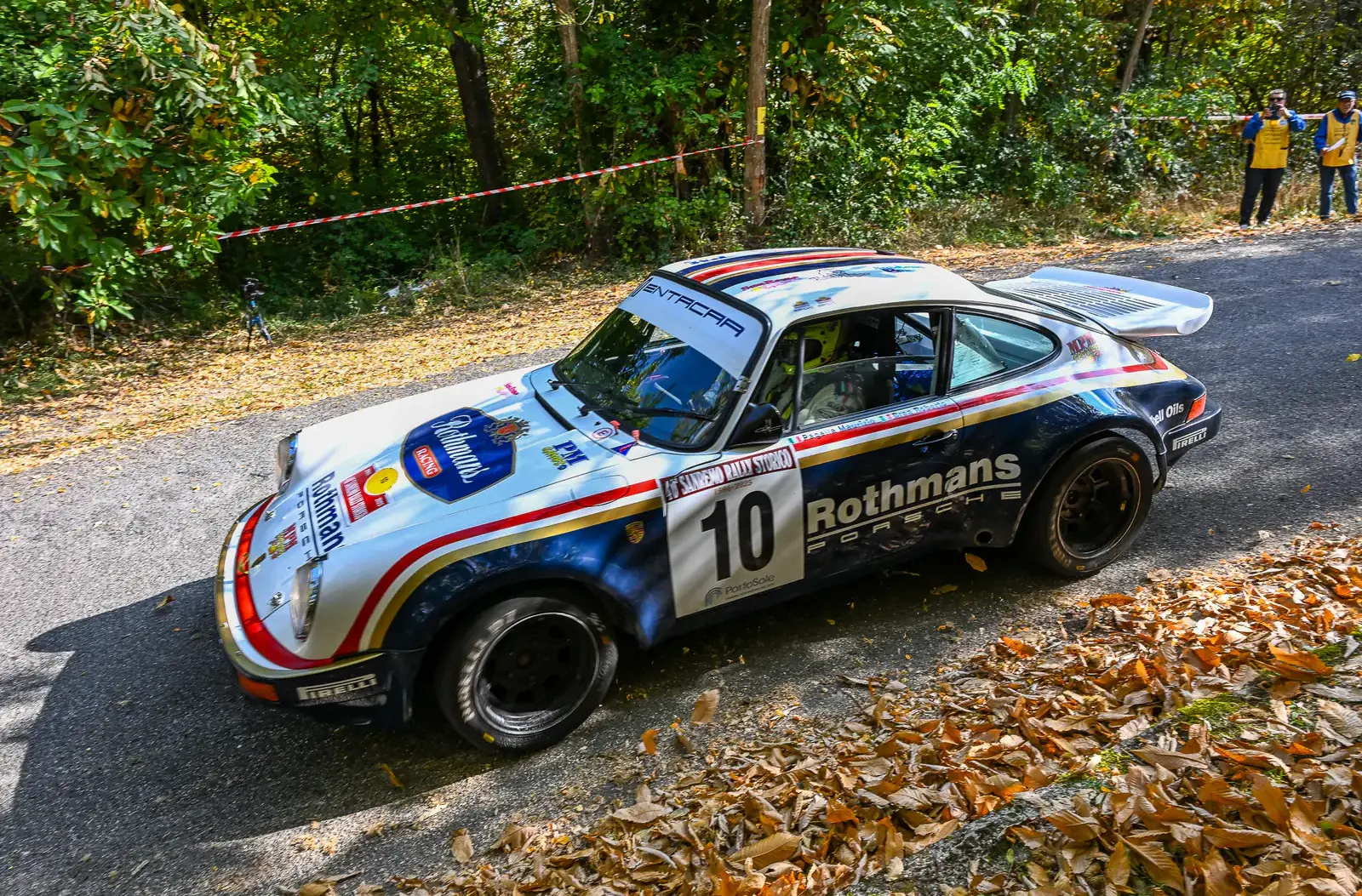 Auto da rally storiche in azione sulle strade di Sanremo con spettatori lungo il tracciato