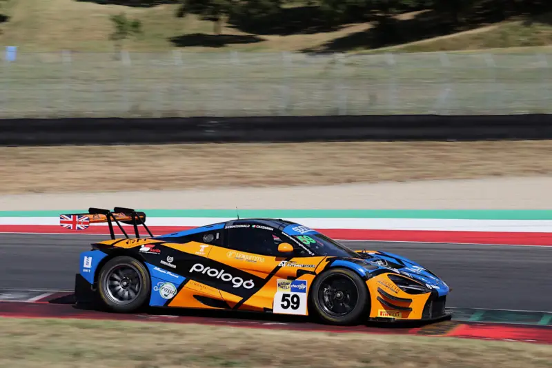 McLaren 720S GT3 Evo Raptor Engineering in pista con livrea del team - foto 3