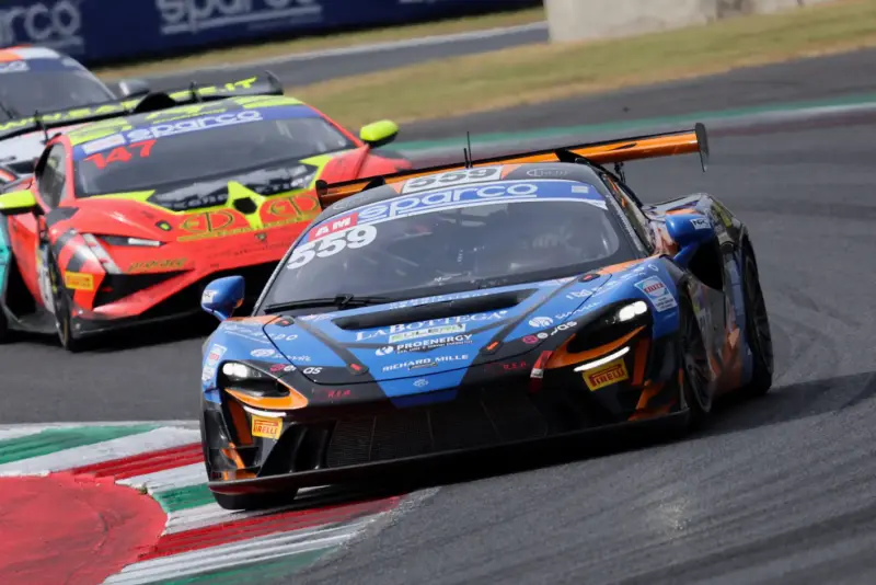 McLaren 720S GT3 Evo Raptor Engineering in pista con livrea del team - foto 4