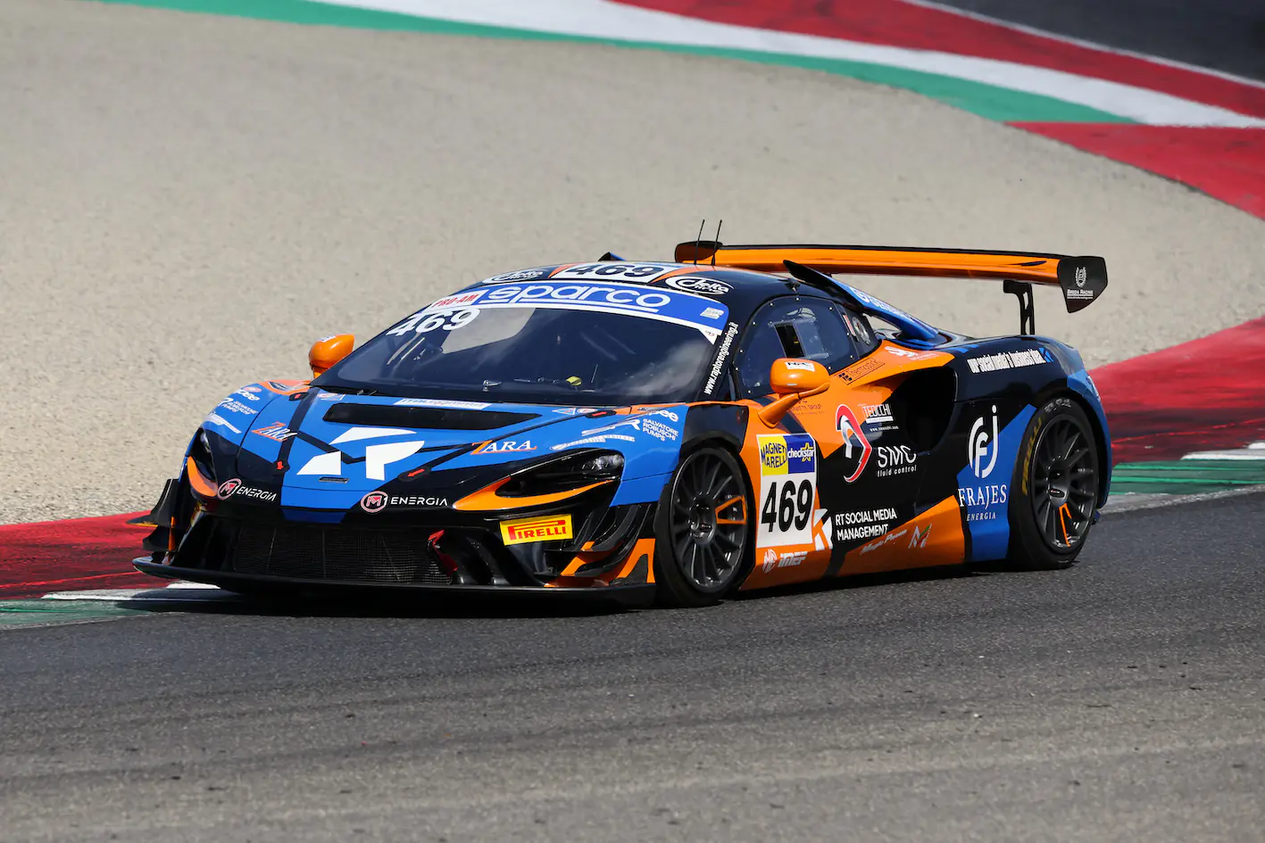 McLaren 720S GT3 Evo Raptor Engineering in pista con livrea del team