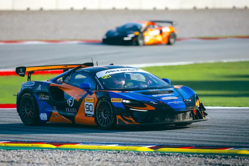 Due McLaren Artura Trophy Evo del team Raptor Engineering in pista