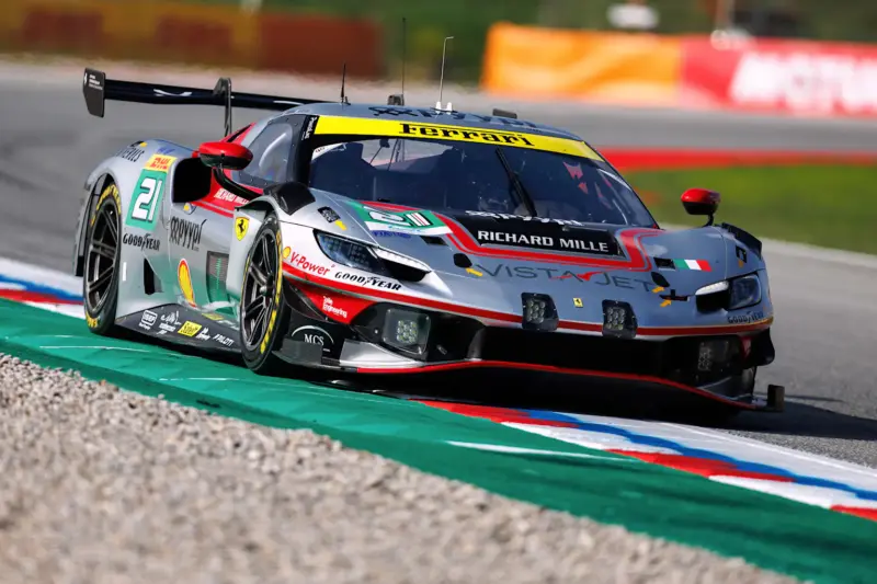 Ferrari 296 LMGT3 di Vista AF Corse in pista durante la 6 Ore di Barcellona - foto 3