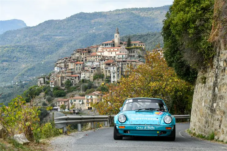 Due vetture storiche in prova speciale sulle strade costiere di Sanremo, con pubblico sul lato della strada