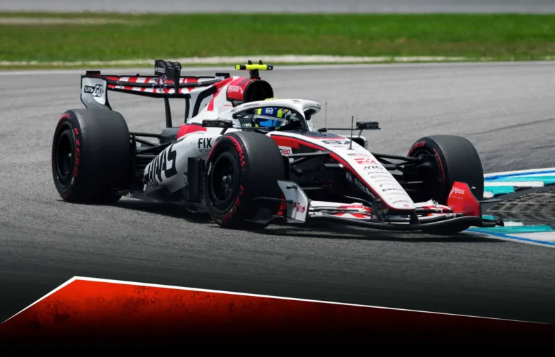 TGR Haas F1 Team in pit lane a Sepang durante il weekend del Bahrain Grand Prix in Malaysia