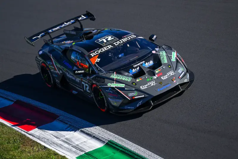 Simone Iaquinta festeggia il titolo Lamborghini Super Trofeo 2026 nel box DL Racing a Monza - foto 3