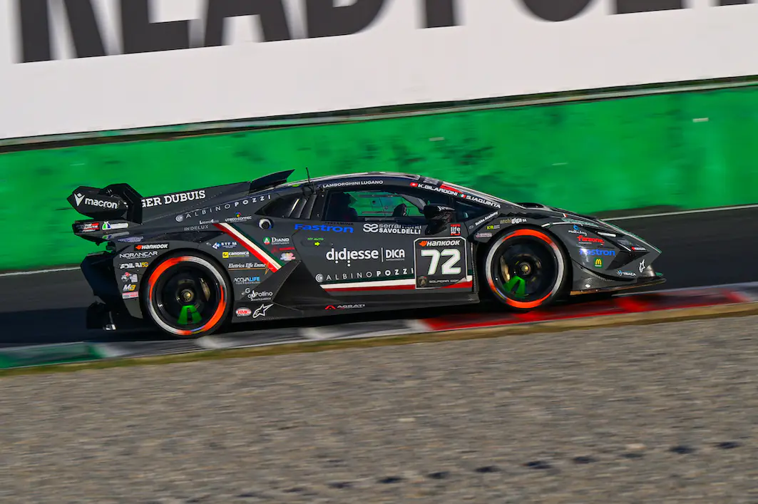 Simone Iaquinta festeggia il titolo Lamborghini Super Trofeo 2026 nel box DL Racing a Monza