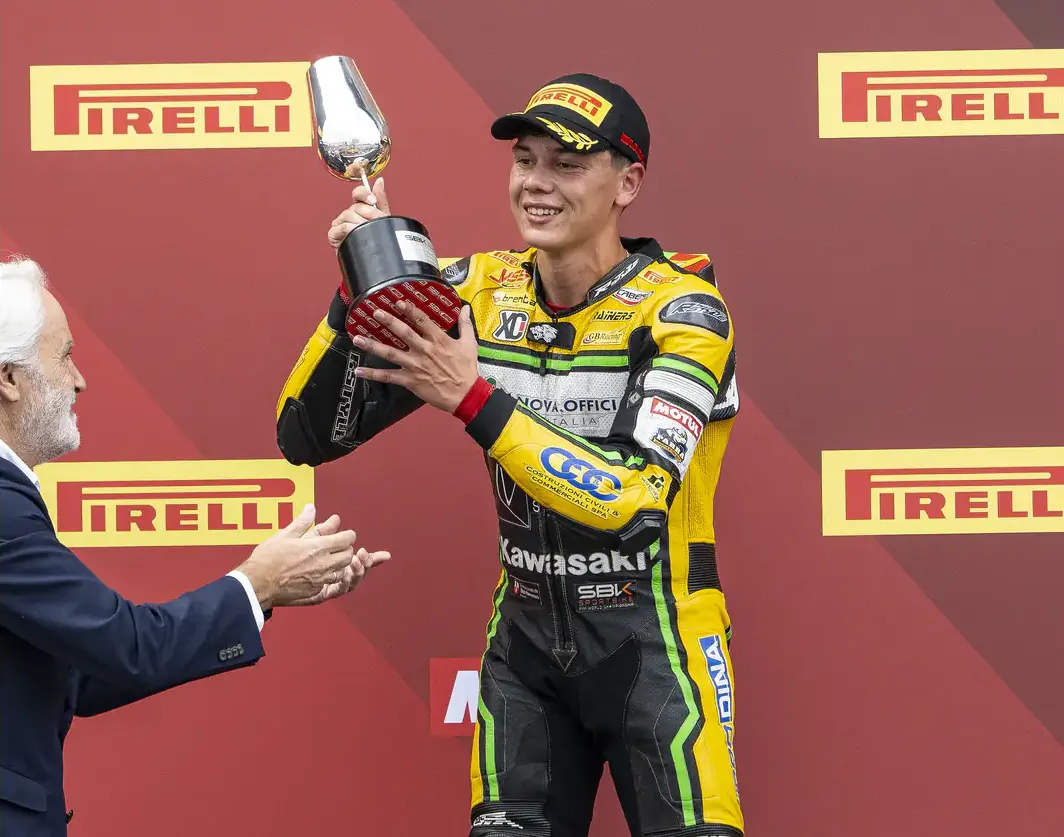 Podio WorldSBK a Jerez con Antonio Torres e membri del Team ProDina Kawasaki - foto 2