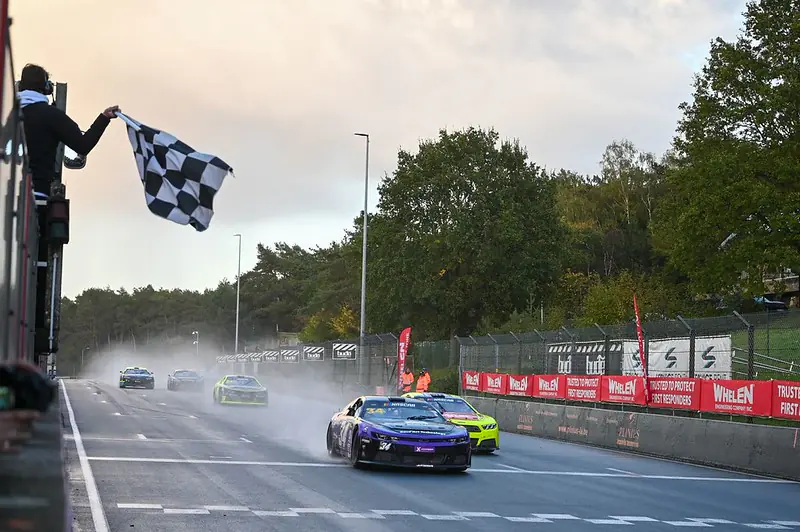 Thomas Toffel celebra in Victory Lane a Zolder accanto alla #34 THT Chevrolet Camaro sotto la pioggia - foto 2