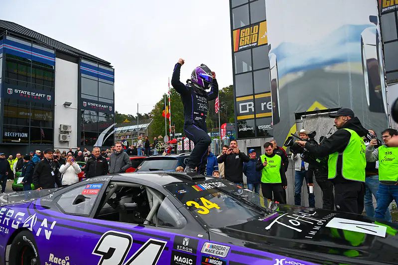 Thomas Toffel celebra in Victory Lane a Zolder accanto alla #34 THT Chevrolet Camaro sotto la pioggia - foto 3
