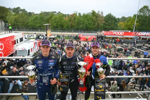 Thomas Toffel celebra in Victory Lane a Zolder accanto alla #34 THT Chevrolet Camaro sotto la pioggia