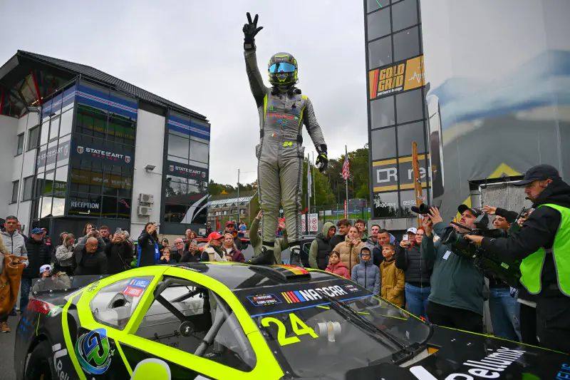 Vittorio Ghirelli sul podio a Circuit Zolder con la #24 PK Carsport Chevrolet, festeggiamenti e bandiere - foto 2