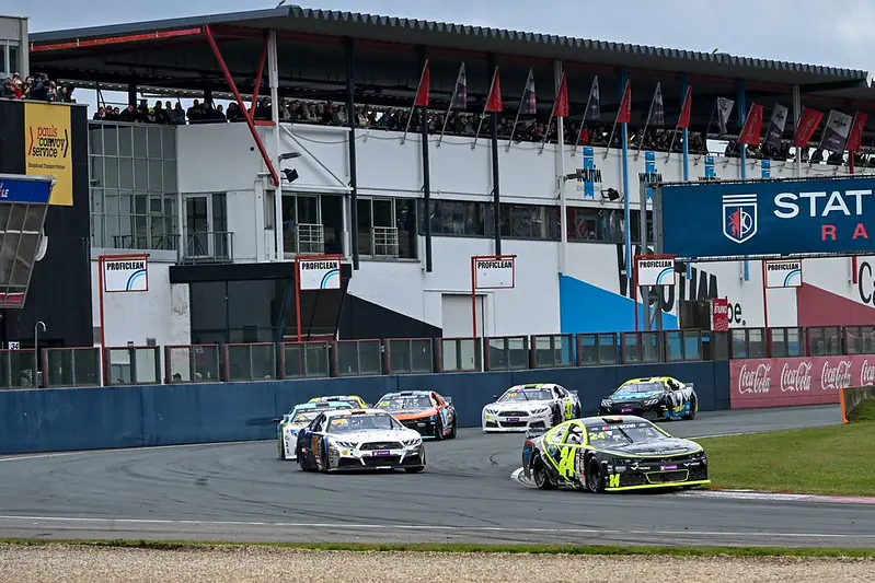 Vittorio Ghirelli sul podio a Circuit Zolder con la #24 PK Carsport Chevrolet, festeggiamenti e bandiere - foto 3