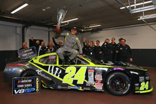 Vittorio Ghirelli sul podio a Circuit Zolder con la #24 PK Carsport Chevrolet, festeggiamenti e bandiere