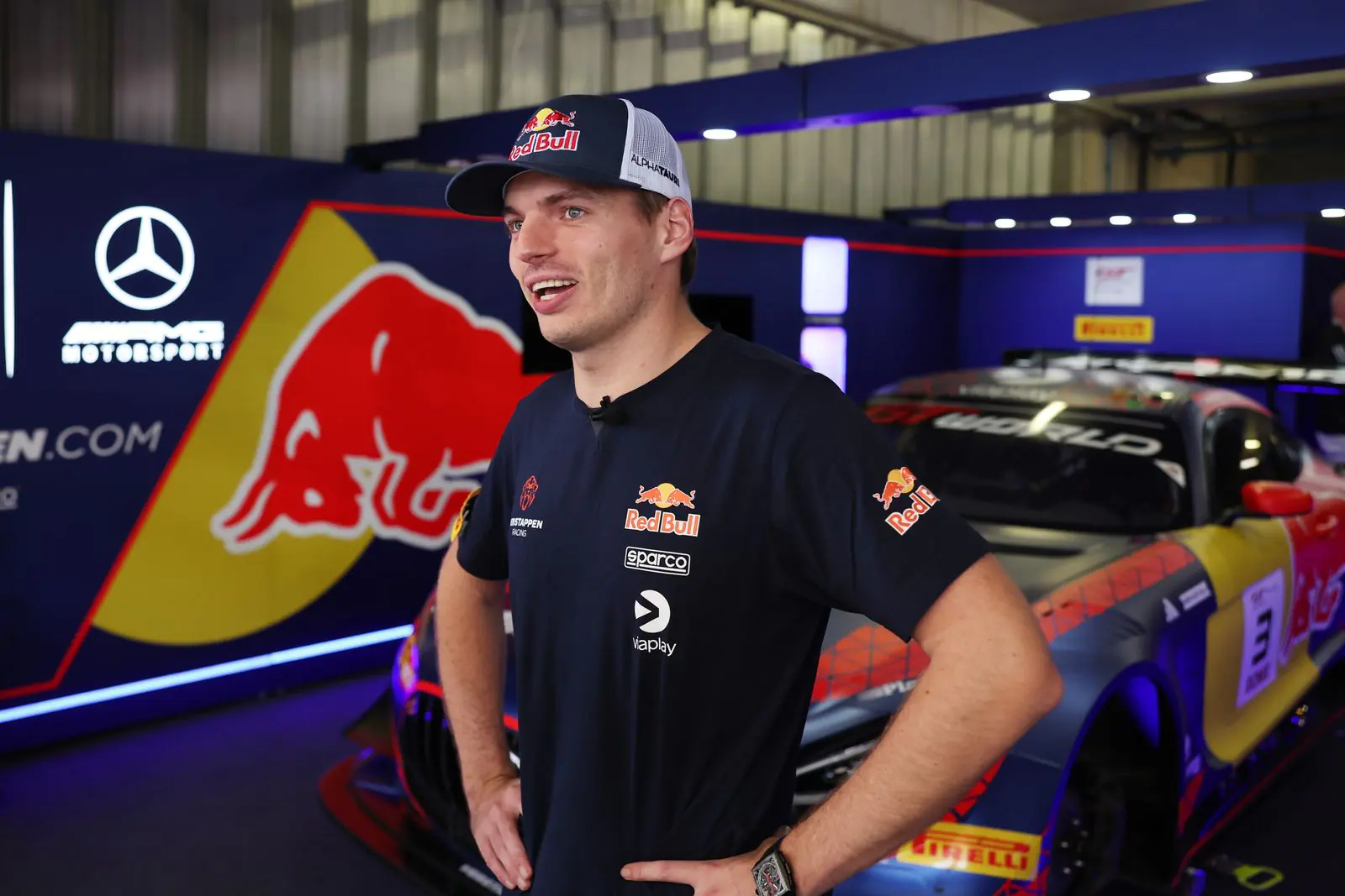 Max Verstappen al volante della Mercedes‑AMG GT3 nel paddock di Portimão durante i test - foto 2