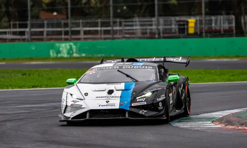 Le Lamborghini Huracán di Villorba Corse in pista, con il box del team sullo sfondo - foto 2