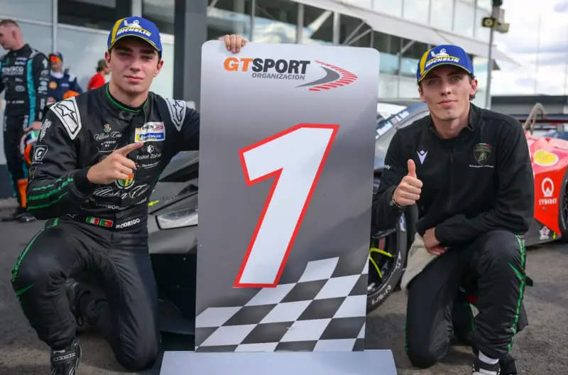 Le Lamborghini Huracán di Villorba Corse in pista, con il box del team sullo sfondo - foto 3