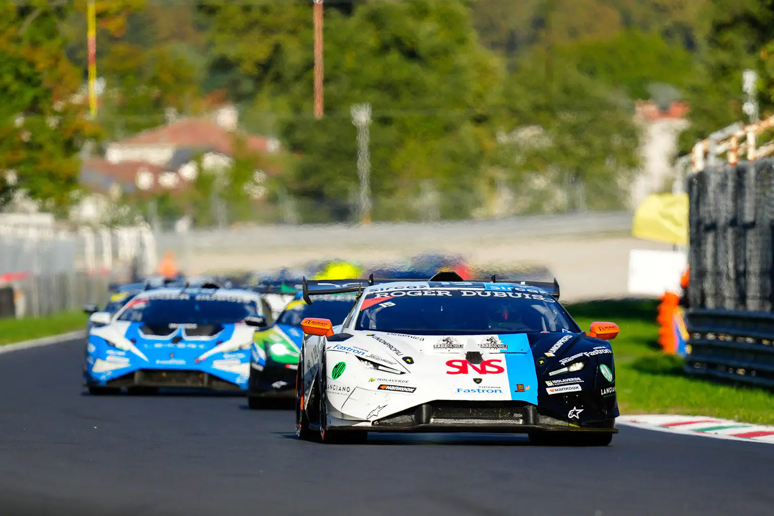 Le Lamborghini Huracán di Villorba Corse in pista, con il box del team sullo sfondo