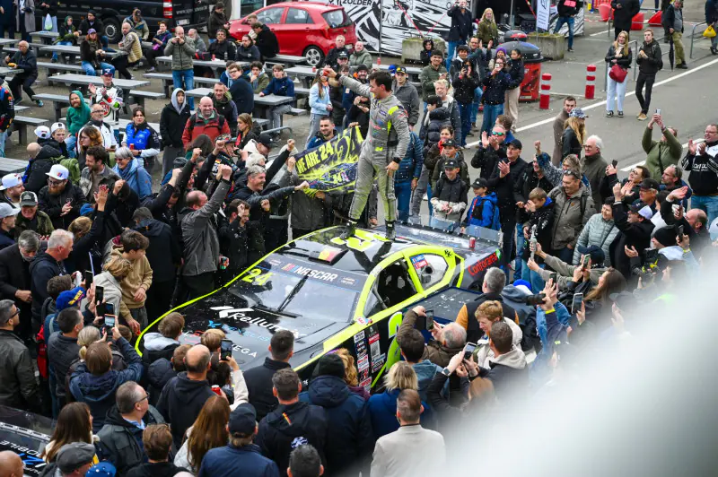 Vittorio Ghirelli celebra il titolo V8GP a Circuit Zolder con la vettura PK Carsport
